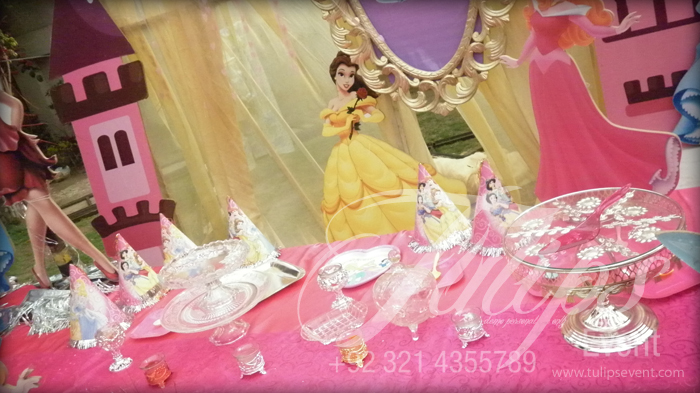 disney-princess-themed-birthday-party-decoration-pakistan-16